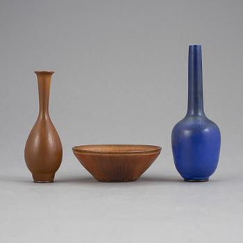 MINIATYRVASER samt SKÅL, 2+1, stengods. Berndt Friberg, Gustavsberg studio och Carl-Harry Stålhane, Rörstrand.