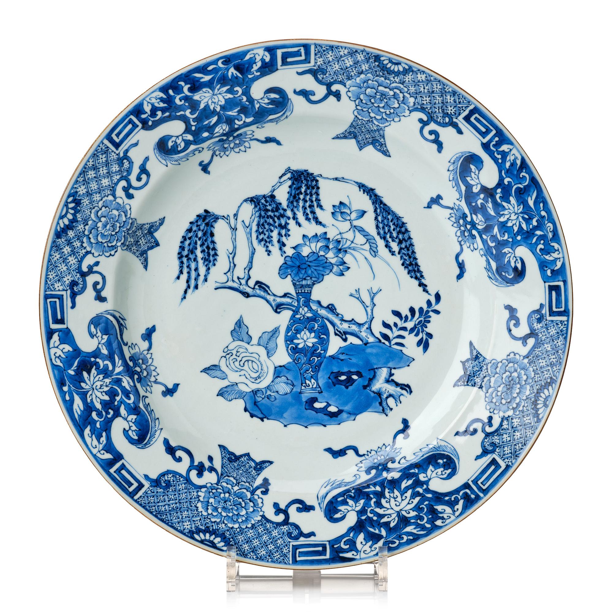 A blue and white serving dish, Qing dynasty (1723-35).