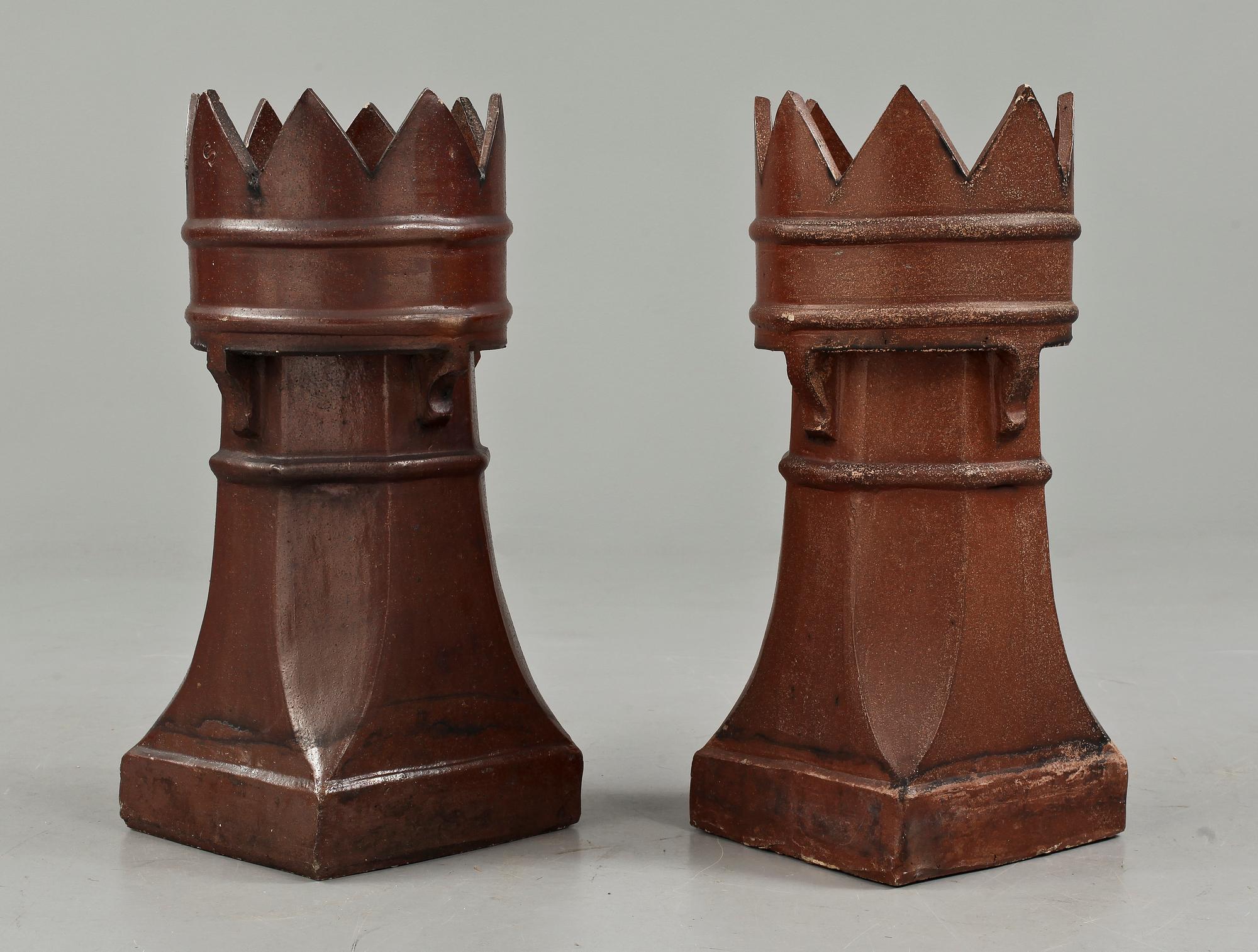 SKULPTURER/SKORSTENAR, ett par, chamotterat stengods, 1900-talets andra hälft.