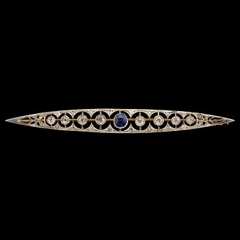 BROSCH 14k guld och silver med 8 gammalslipade diamanter, fasettslipad blå safir och 21 små diamanter. Vikt 9 g.
