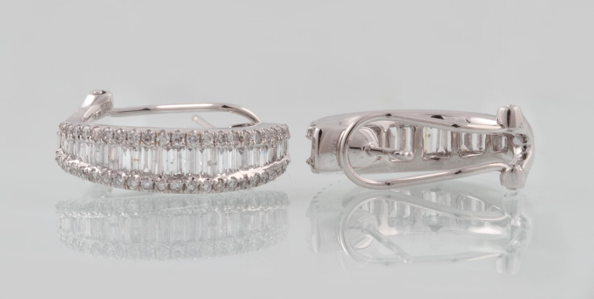 ÖRHÄNGEN, 18K vitguld med briljant och baguetteslipade diamanter ca 1.60 ct. Vikt 8,7 gram.