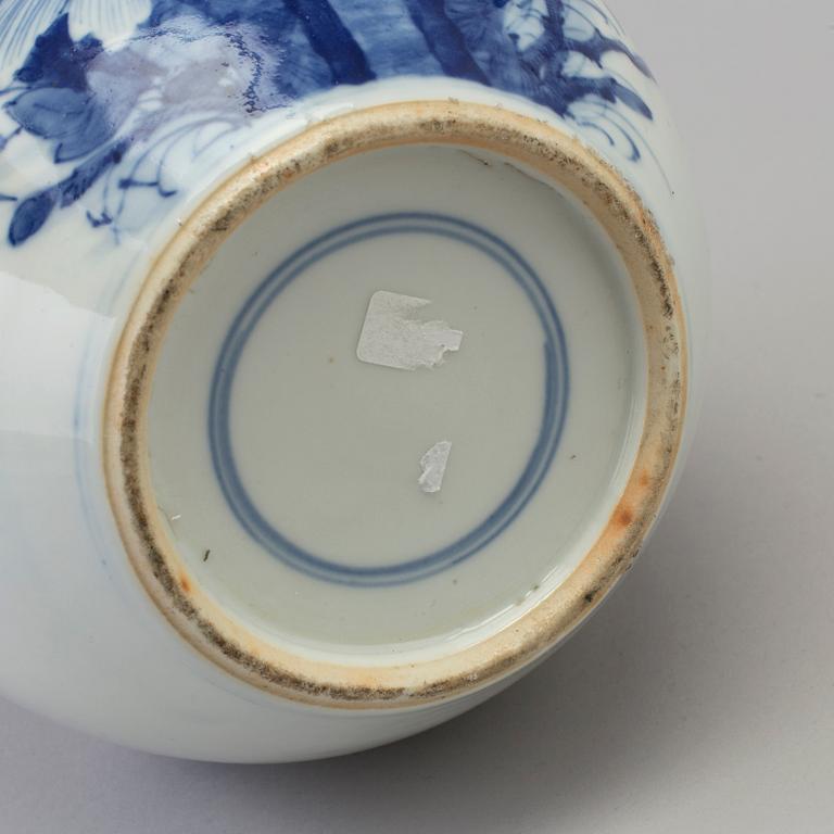A blue and white porcelain jar, Qing dynasty, late 19th century.