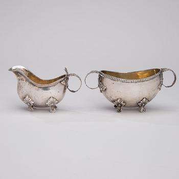 SOCKERSKÅL OCH GRÄDDSNÄCKA, silver, rokokostil, tyska och svenska stämplar. Vikt 365 g.