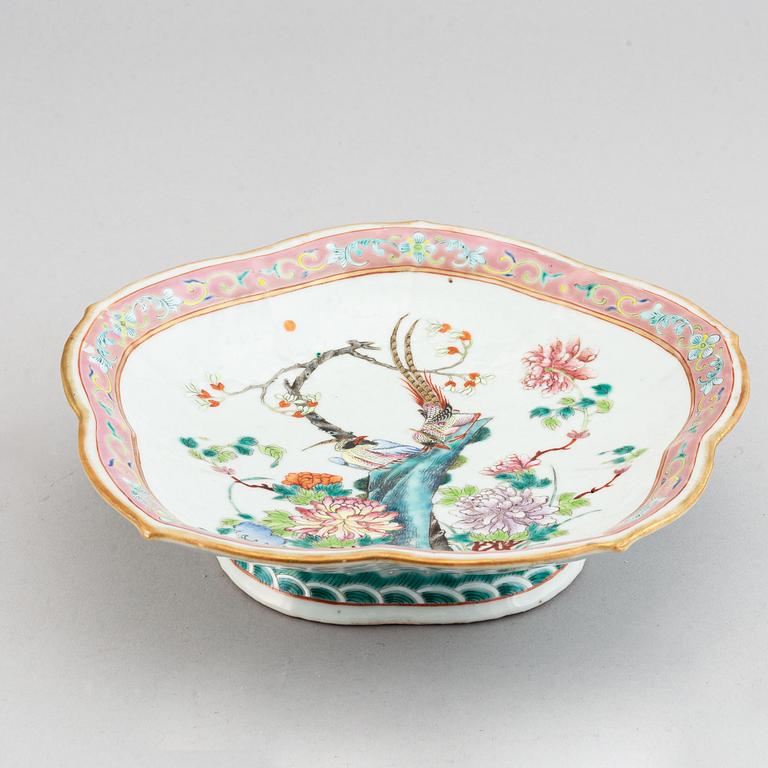 A famille rose footed dish, Qing dynasty, 19th century.