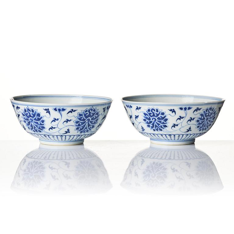 A pair of blue and white lotus bowls, Qing dynasty, Guangxu (1875-1908).