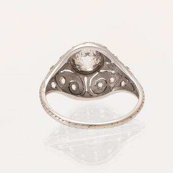 Ring in platinum with old-cut diamonds.