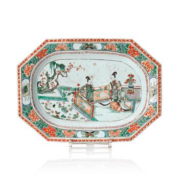 1044. A famille verte 'pie crust' serving dish, Qing dynasty, Kangxi (1662-1722).