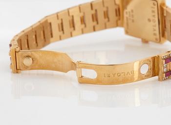 Bulgari damarmbandsur 18K guld med trappslipade rubiner och runda briljantslipade diamanter.