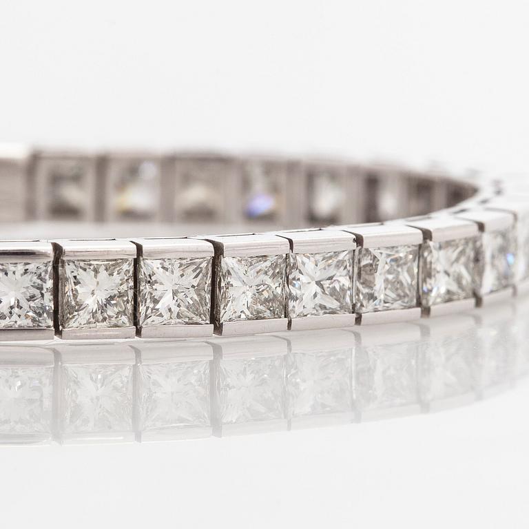 Tennis bracelet, princess cut diamonds c. 19.50 ct in total, 18K white gold.