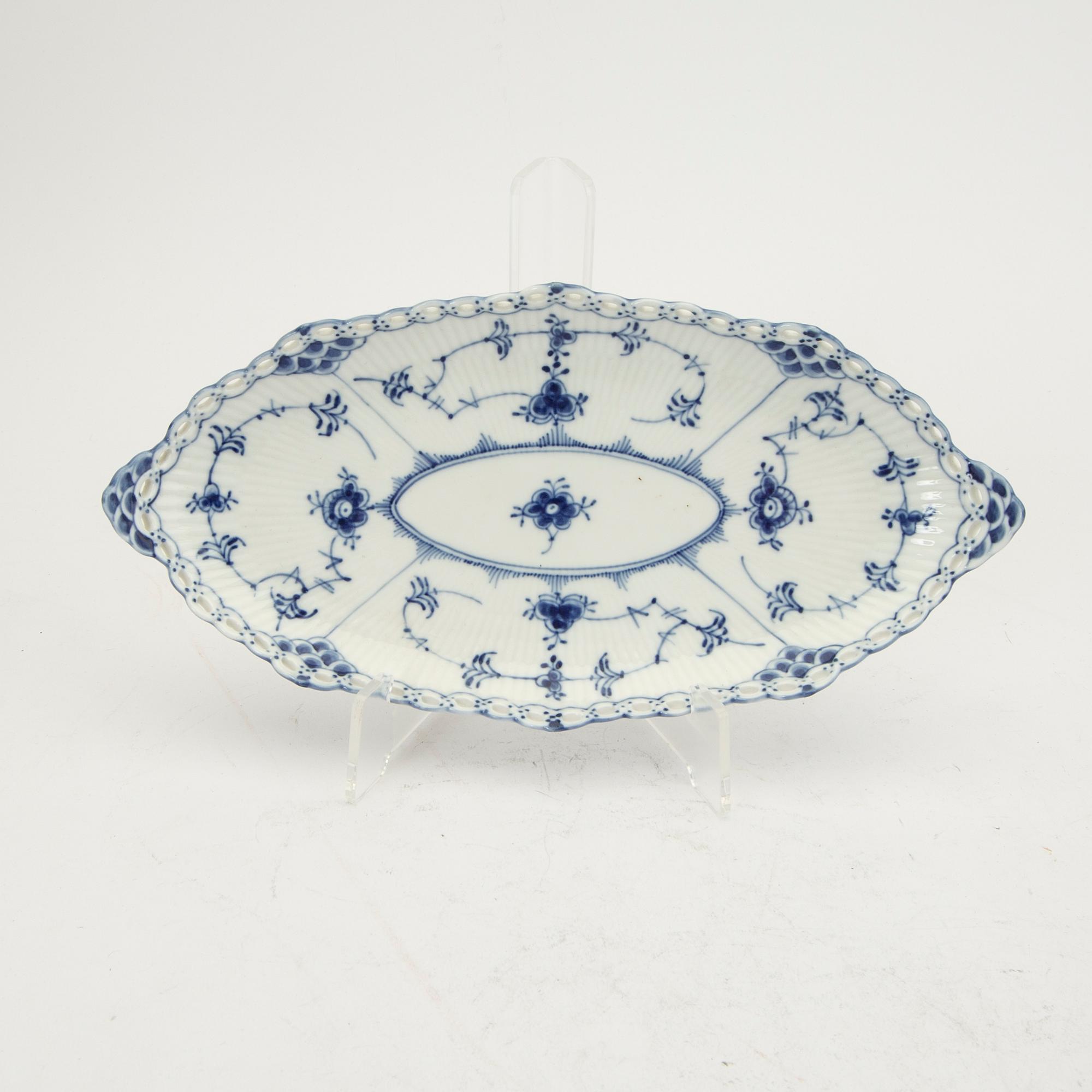 A dinner service 44 pcs "Musselmalet" mostly helblonde Royal Copenhagen Denmark 1960s.