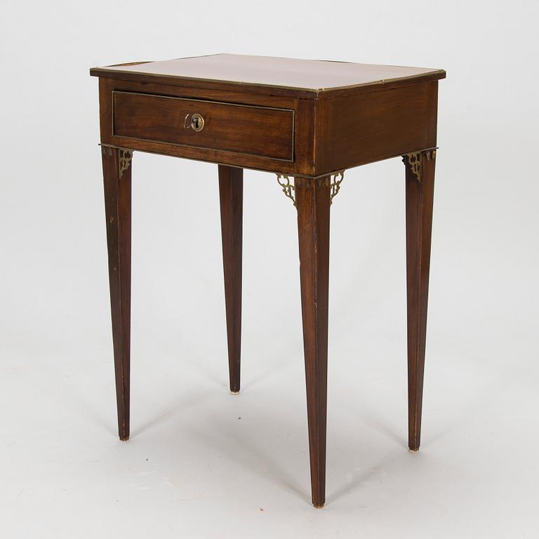 Pöytä, myöhäiskustavilainen, n. 1800.