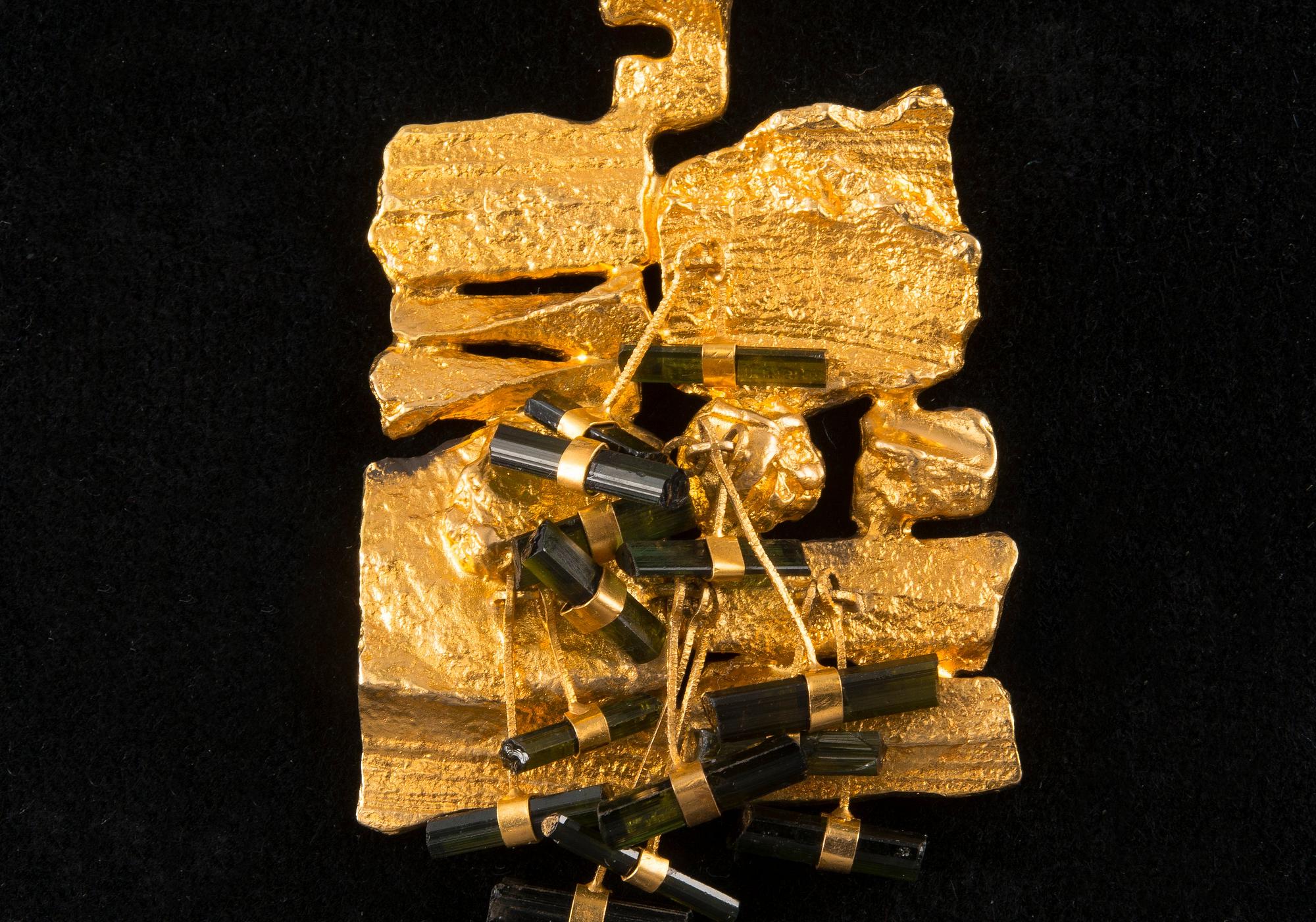 Björn Weckström, HÄNGSMYCKE, guld 18K, turmaliner, "Blomstrande mur", Lapponia 1971. Vikt 75,2 g.