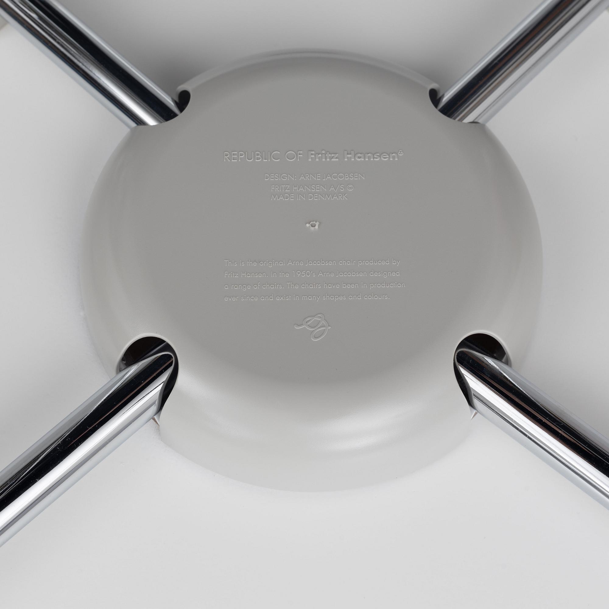 Arne Jacobsen, six chairs, "The Seven", Fritz Hansen, 2018.