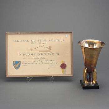 FILMPRIS, 2 delar. Från Cannes 1947. Pokal och diplom. Pris utdelat till Lars Berg för filmen "I galopp med kärleken".