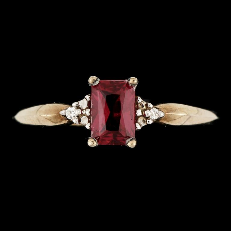 RING, 18k guld rubin och 2 små briljantslipade diamanter. Vikt ca 1,6 gram.