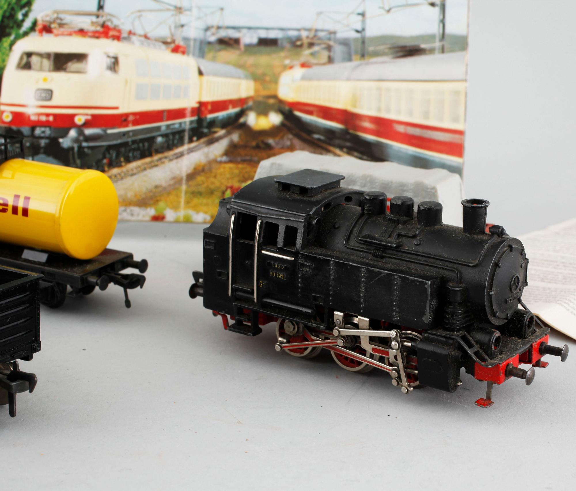 MODELLTÅG, tre lok och fyra vagnar, Fleischmann, Tyskland, omkring 1900-talets mitt.