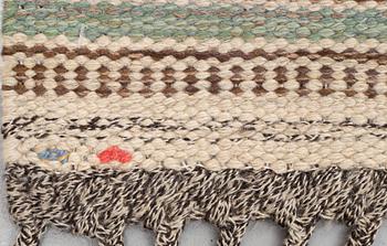 Märta Måås-Fjetterström, matta, "Vit botten", rölakan, ca 296,5 x 220,5-222,5 cm, signerad AB MMF.