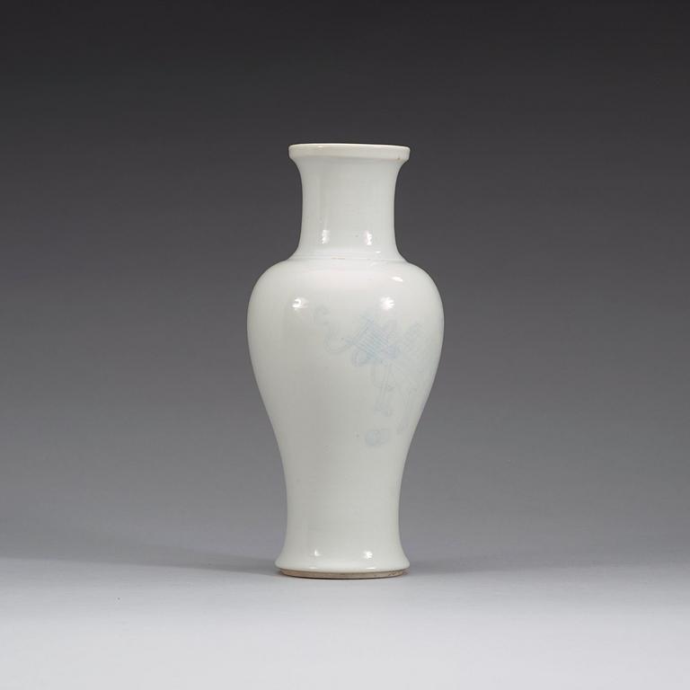 A white glazed vase with 'anhua' pattern, Qing dynasty (1644-1912).