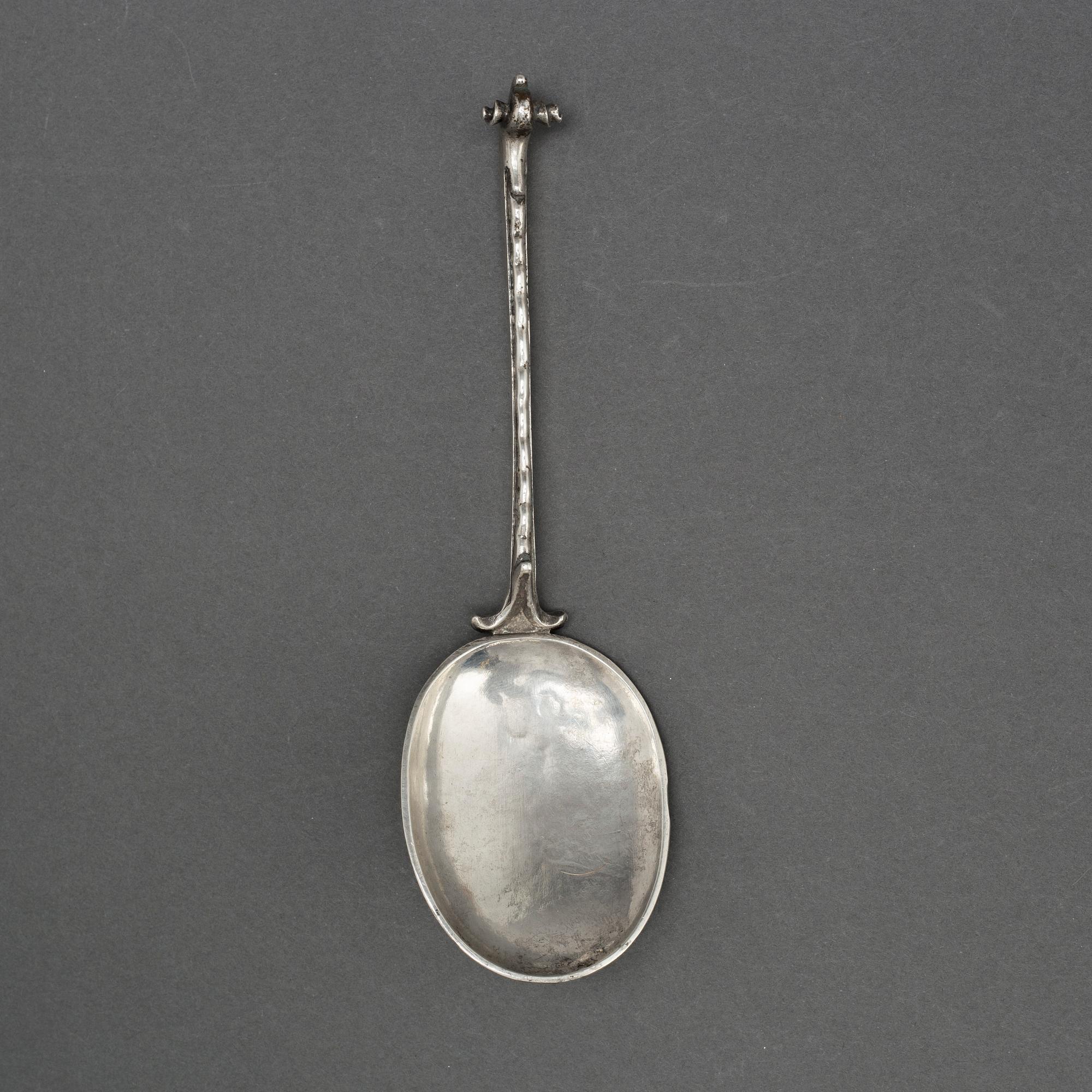 SKED med volutformad knopp, av Henrik Möller, Stockholm (verksam 1645-1690).