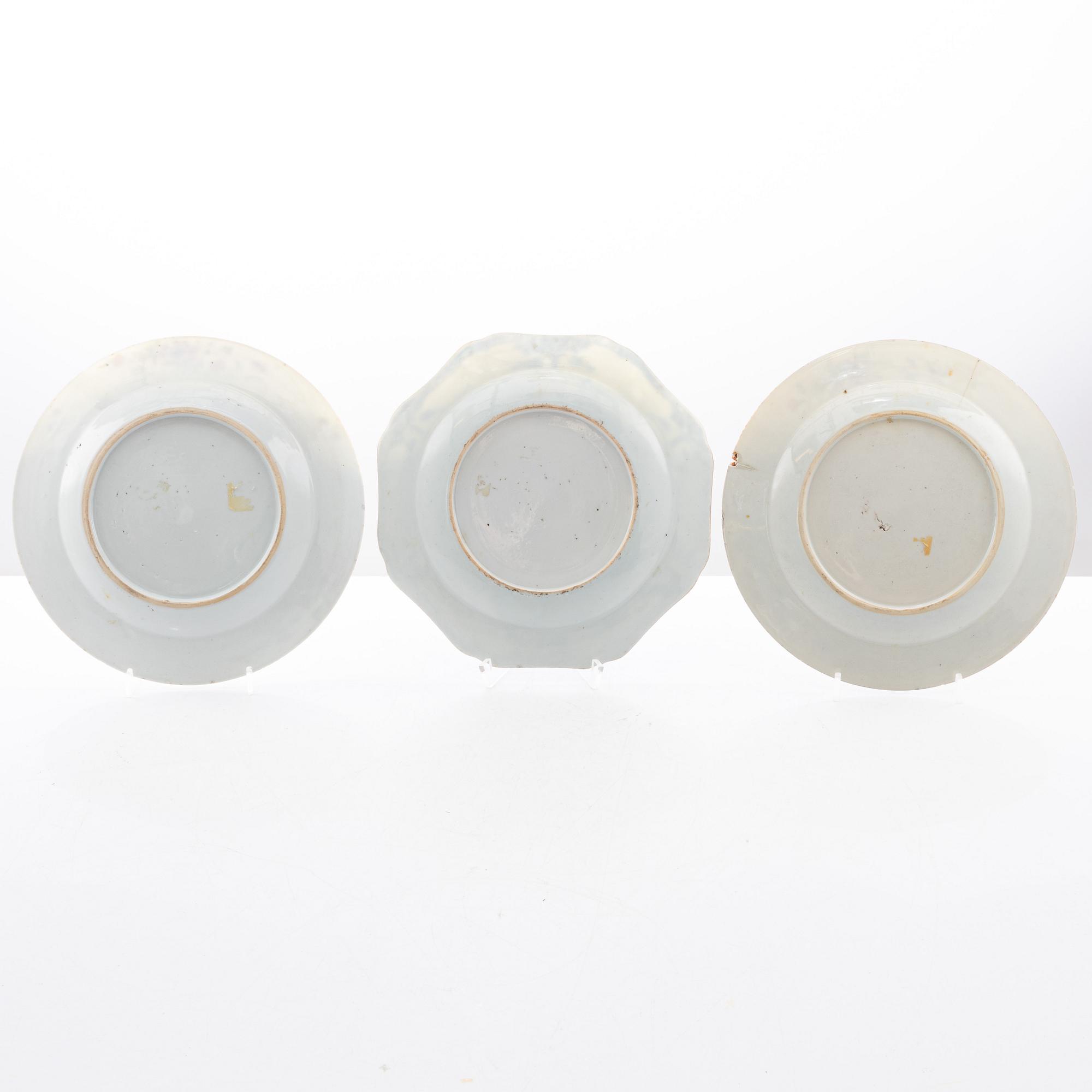 Tallrikar, tre stycken, porslin. Qingdynastin, Qianlong (1736-95).