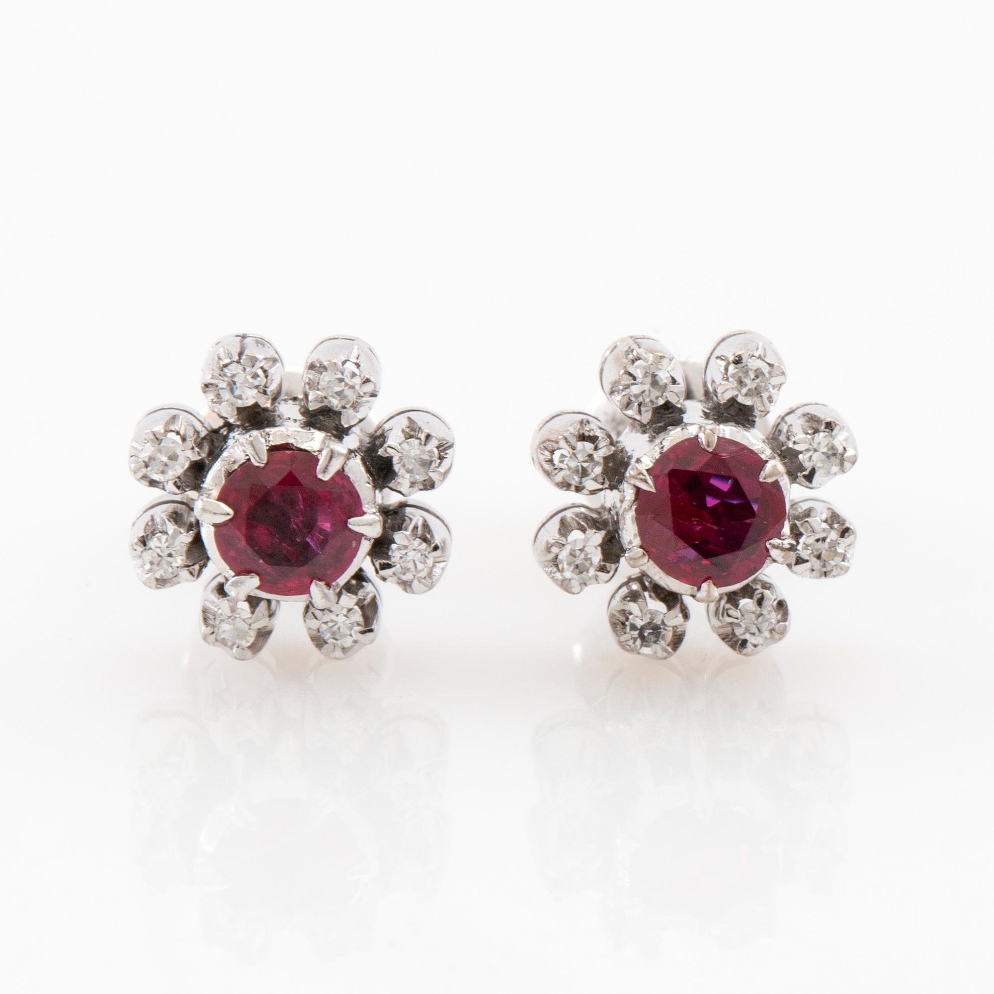 Ring/Cocktailring and earrings in 18K white gold set with single-cut diamonds and faceted rubies.