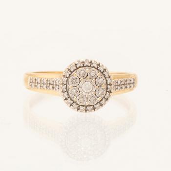 Ring 18K guld med runda briljantslipade samt enkelslipade diamanter.