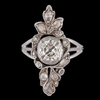 1396. RING, 18k vitguld med gammalslipad diamant, ca 0.85 ct omgiven av mindre rosenslipade diamanter. Vikt ca5g.