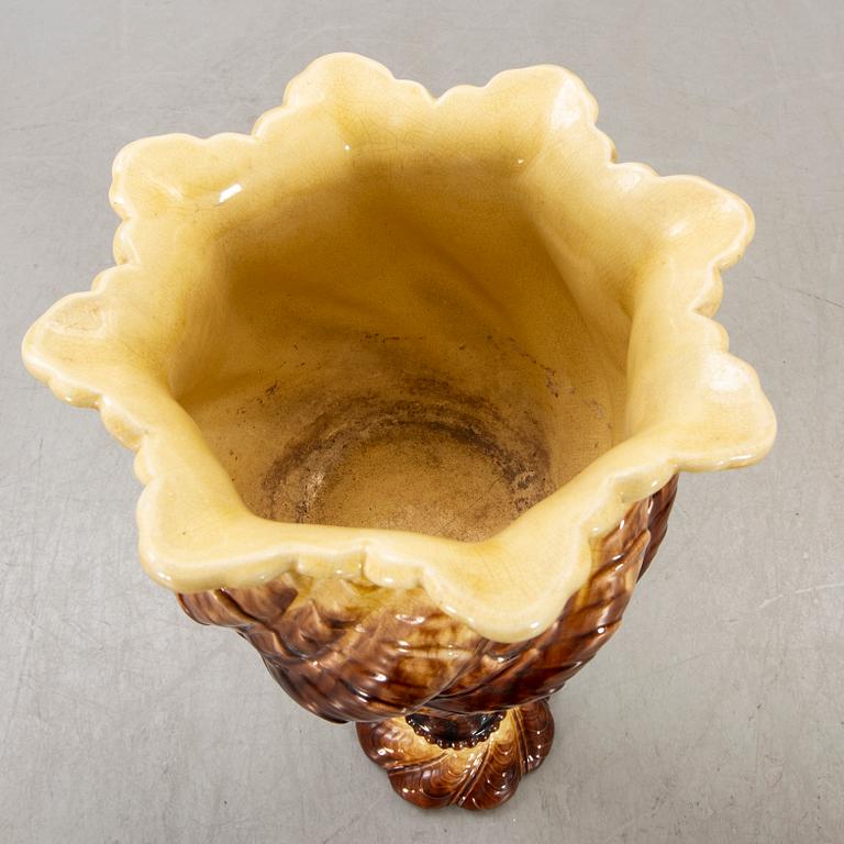 AN early 1900s majolica pedestal and flower urn.