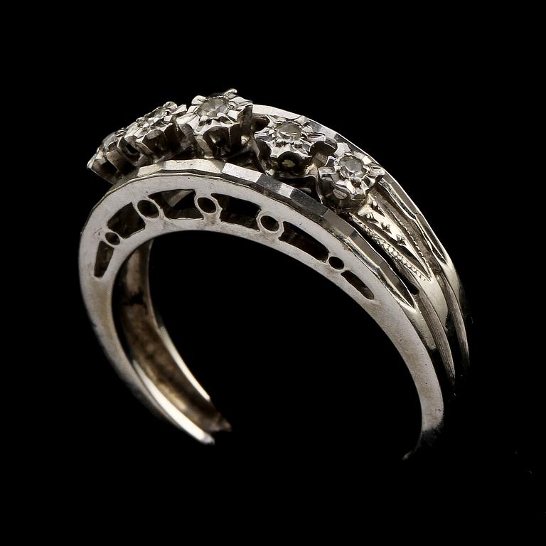 RINGAR, 2 st, 18k vitguld och briljanter, ca 0.15 resp 0.5 ct. Vikt 9 g.
