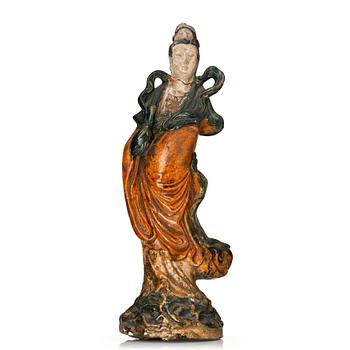 907. A green and yellow glazed Guanyin figure, late Ming dynasty/Qingdynasty.