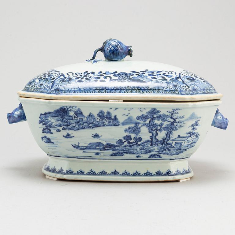 A blue and white tureen with cover, Qing dynasty, Qianlong (1736-95).