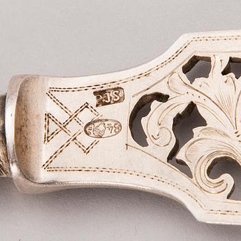 FISKSERVERINGSBESTICK, 2 st,  silver, A. B. Ljubavin resp. P. Silvennoinen, S:t Petersburg ca 1900.