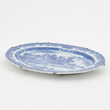 A Chinese porcelain blue and white charger, Qing Dynasty,  Qianlong (1736-95).