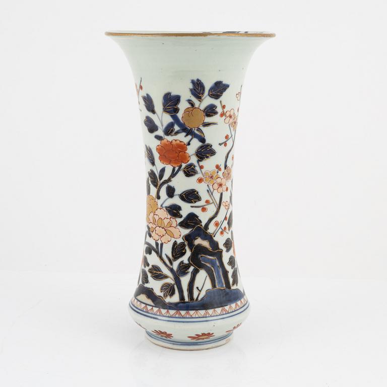 A Japanese imari vase, Edo period (1666-1867).