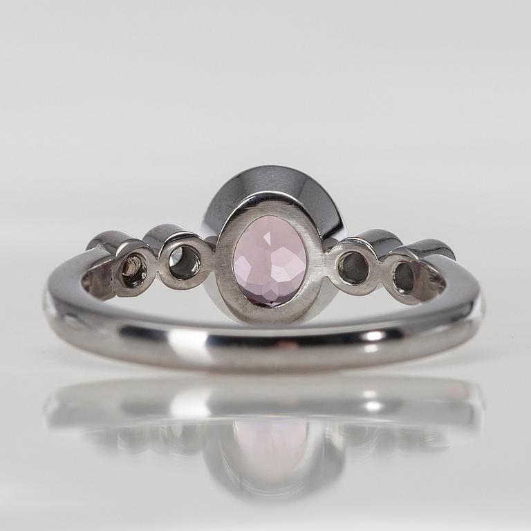 RING, vitguld 18K, burma spinell 1,27 ct, 4 diamanter tot. 0,20 ct. Pekka Kulmala 2007. Vikt 5,3 g.