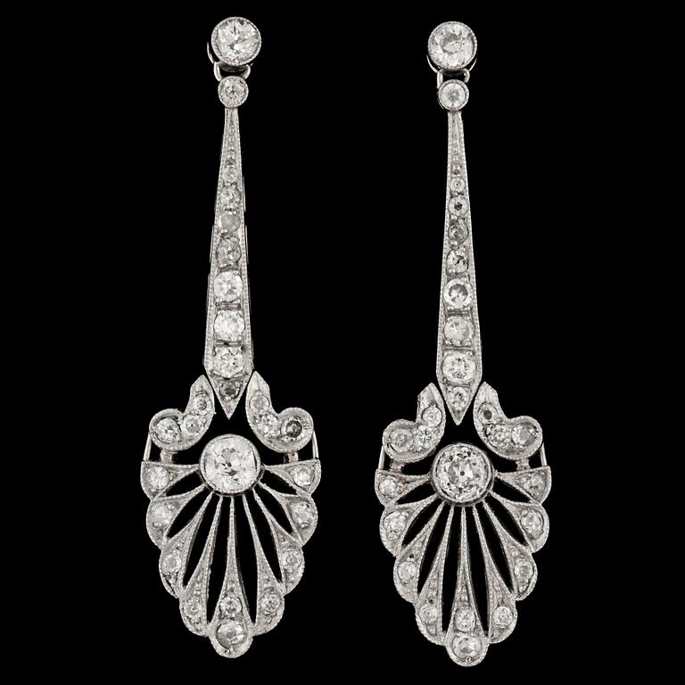 A pair of brilliant cut diamond earrings, tot .app. 1.50 cts.