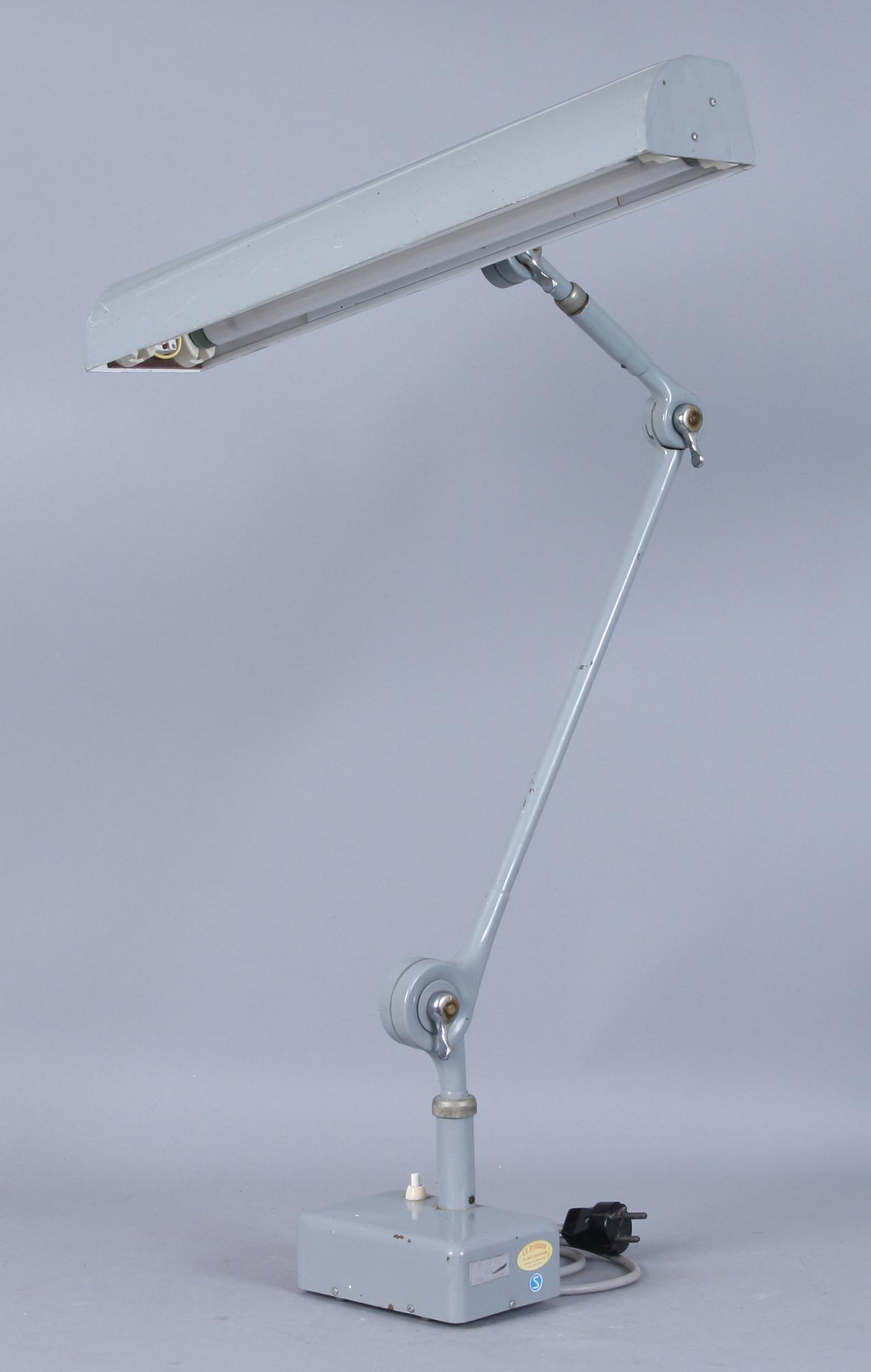 BORDSLAMPA, Pe Fe Ge, etikettmärkt, omkring 1900-talets mitt.