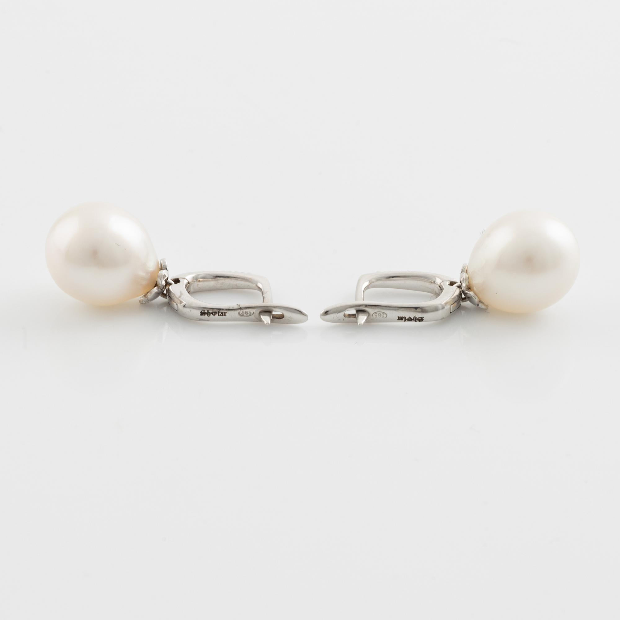 Örhängen med odlade sötvattenspärlor och briljantslipade diamanter.