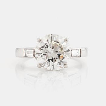 883. RING med en briljantslipad diamant.
