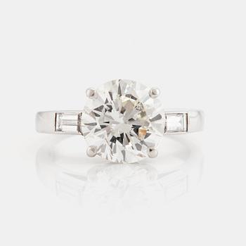 883. A RING set with a round brilliant-cut diamond.