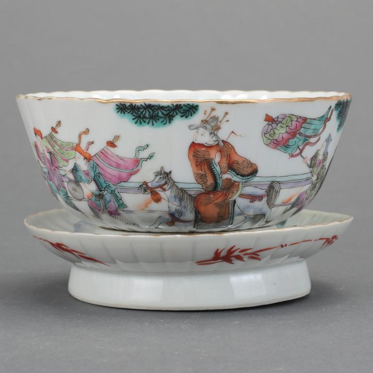 SKÅL PÅ SOCKEL, porslin, 1800-talets slut/1900-talets början.