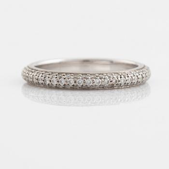 An Engelbert ring "Petite Pavé".