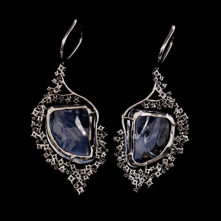 Diamantgradering, A pair of colourless opal and brilliant-cut diamond earrings. Total carat weight of opals 31.39 cts.