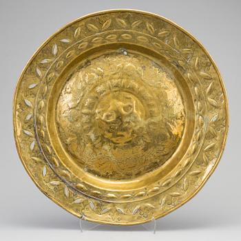 A 17TH CENTURY BRASS DISH.