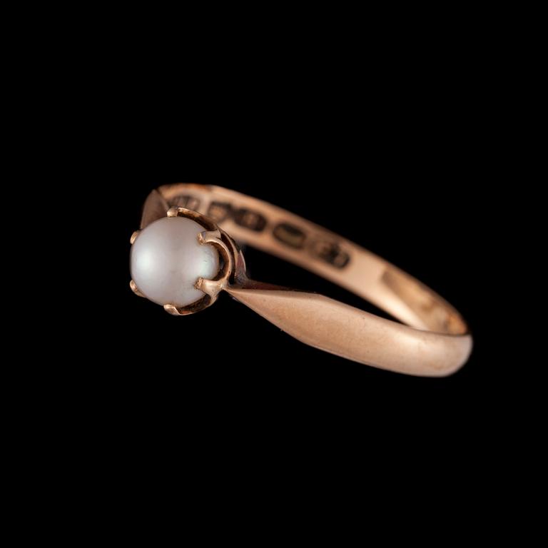 RING, 14K guld, pärla. Helsingfors 1958. Vikt ca 1,5 g.