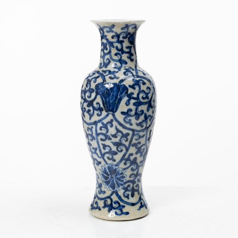 Vas, porslin. Sen Qingdynasti.