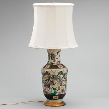 BORDSLAMPA, porslin, Kina, 1900-tal.