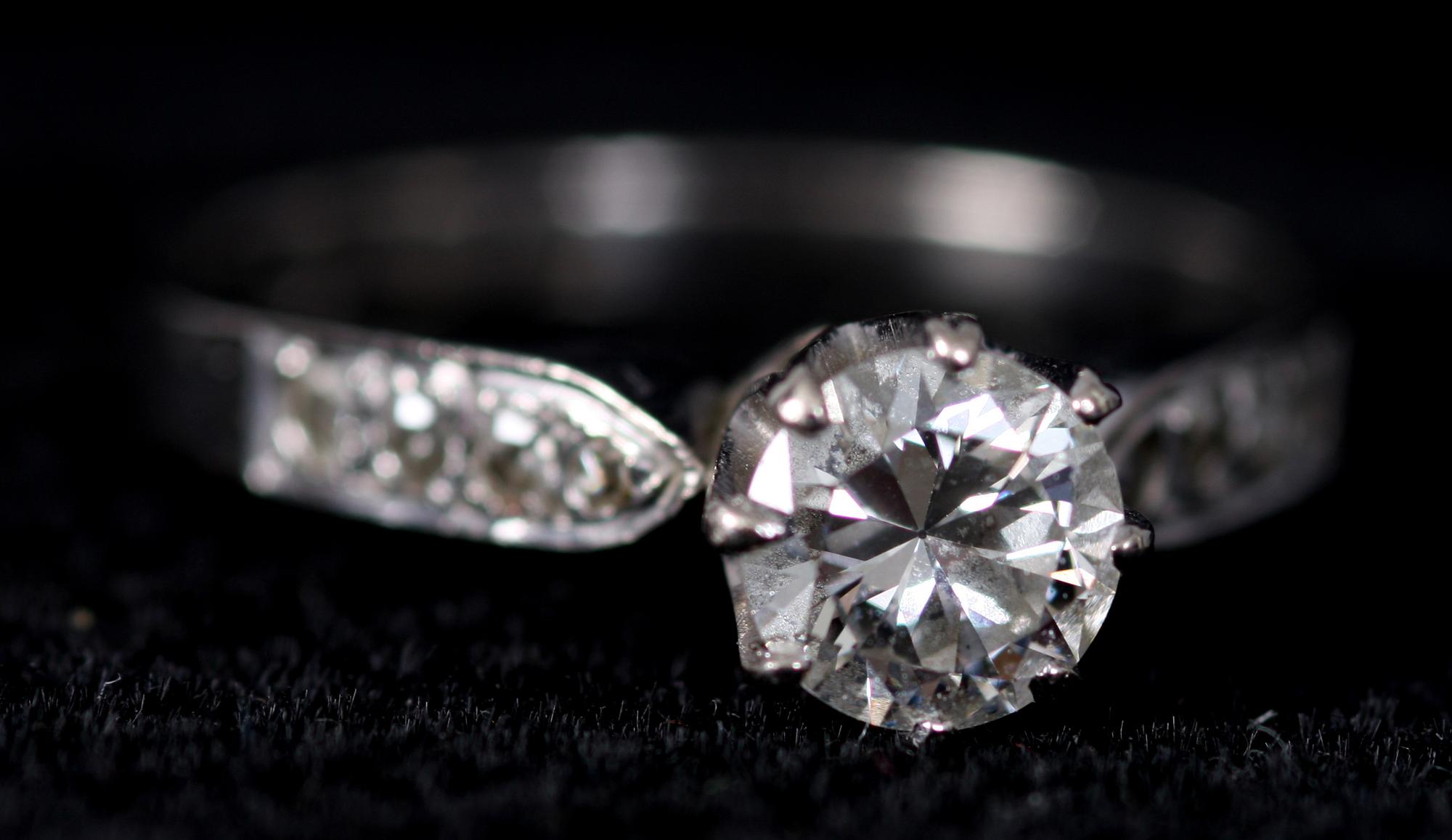 RING, vitguld samt totalt 9 briljantslipade diamanter. Enl inskrip 0.92 ct.