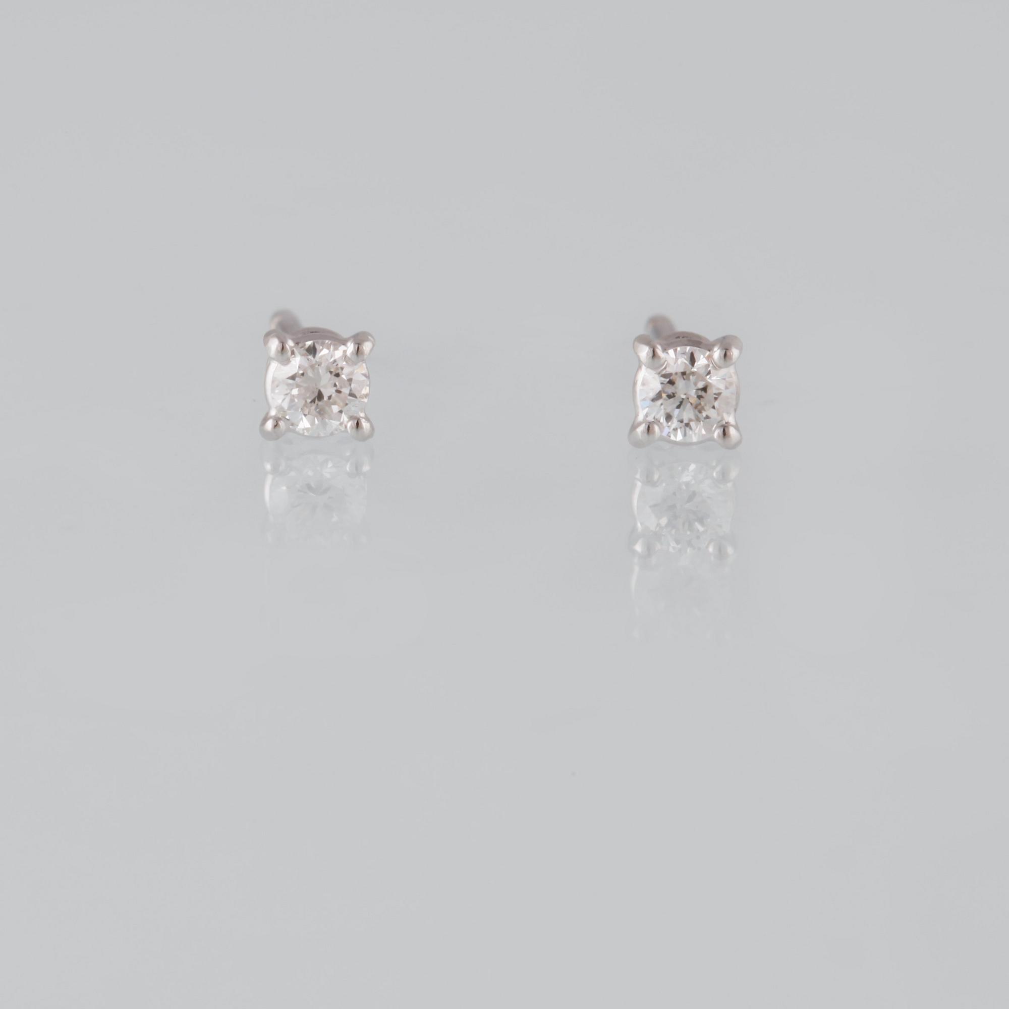 ÖRHÄNGEN, 18K vitguld med briljantslipade diamanter ca 0.22 ct. Vikt 1,2 gram.