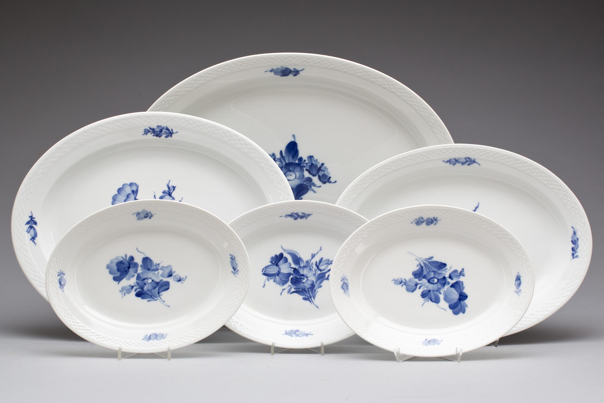 MATSERVIS, 82 delar, "Blå Blomst", Royal Copenhagen.